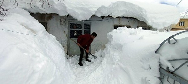 Bitlis ev ve araçlar kara gömüldü: Vatandaşlar tünel açarak ulaşım sağladı